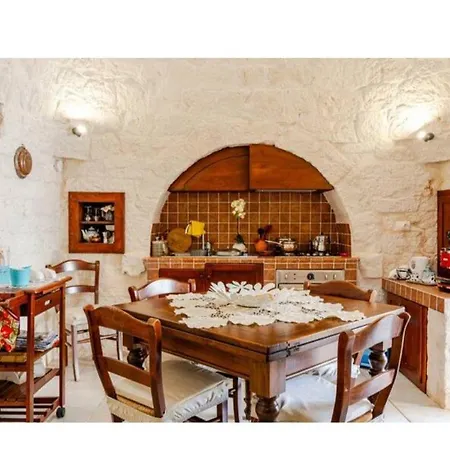 Trullo Del Leccio Da Madia Locorotondo
