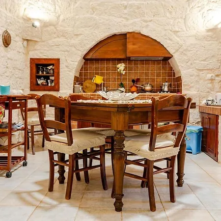 Trullo Del Leccio Da Madia Locorotondo