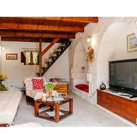 Trullo Del Leccio Da Madia Locorotondo