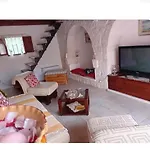 Trullo Del Leccio Da Madia Locorotondo